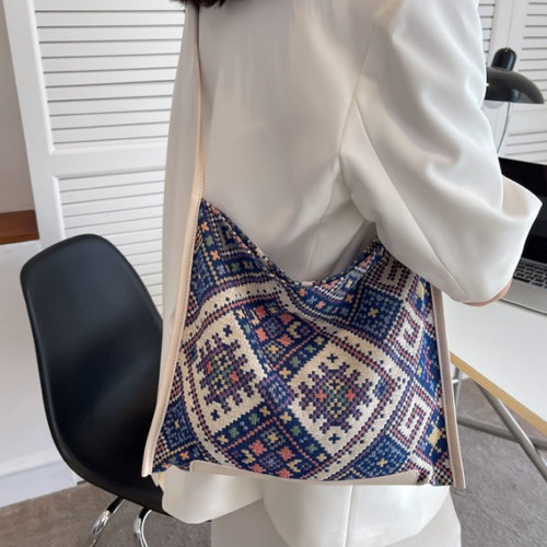 다이아패턴 숄더백